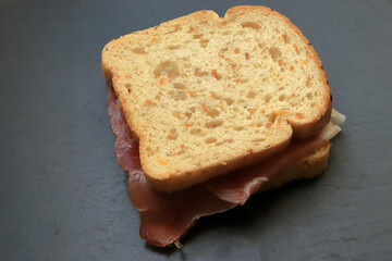 Fette di pane e prosciutto, Soft bread slices with ham 