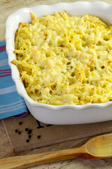 gratin de pâtes sur une table en bois