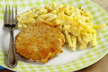 cordon bleu et gratin de pâtes dans une assiette