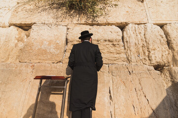 jerusalem-israel. 30-10-2020. A Hasidic boy in traditional clothing prays to cling to the stones of the Western Wall