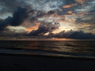 Obraz premium see the sunset on the beach