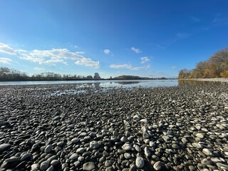 Schotter am Strand der Donau bei Wien