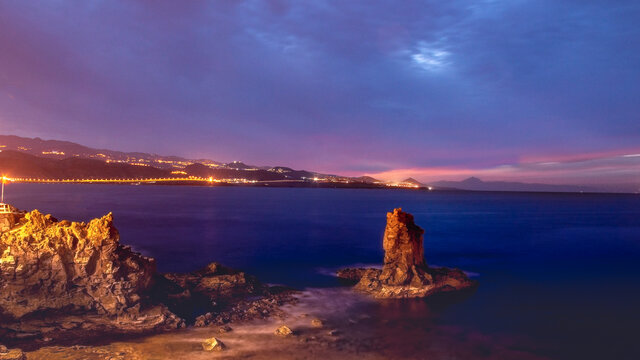 Night in the city of Las Palmas, Las Cantera Beach © Miguel Diaz Ojeda