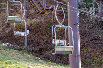 秋の蔵王スキー場　綺麗に並ぶリフト