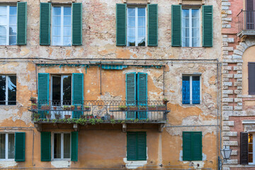 Fototapeta na wymiar Leerer Balkon in Siena, Italien