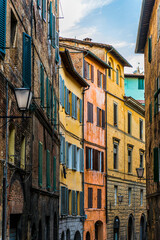 Bunte Häuser in einer Gasse von Siena in der Toskana, Italien