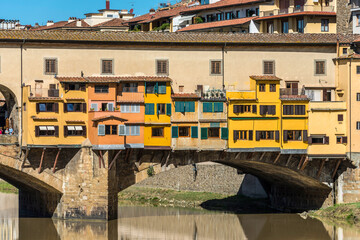 Die Ponte Vecchio als historische Brücke über den Arno in Florenz, Italien