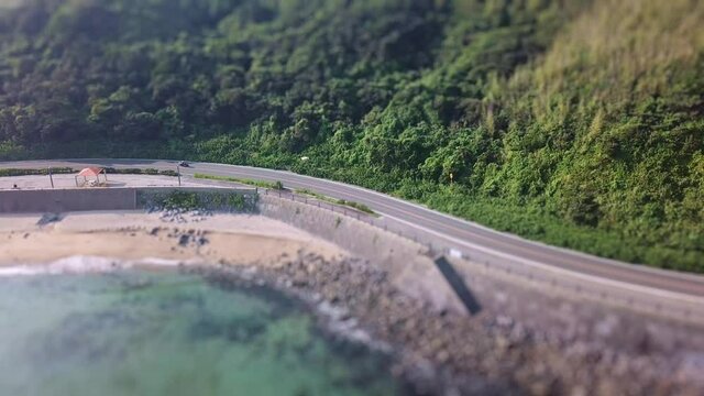 海沿いのワインディング道路を走る2台のバイク ミニチュア風 空撮 日本