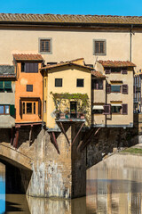 Die Ponte Vecchio als historische Br&uuml;cke &uuml;ber den Arno in Florenz, Italien
