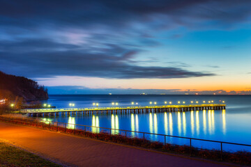 Obraz premium Beautiful landscape with wooden pier in Gdynia Orlowo before sunrise, Poland