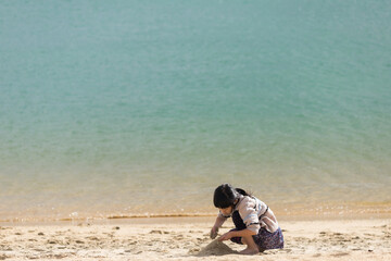 海岸で海遊ぶをしている子供姉妹 Beach Wall Mural Bea Zheng Qiang 海岸で海遊ぶをしている子供姉妹 Beach Wall Mural Bea Zheng Qiang