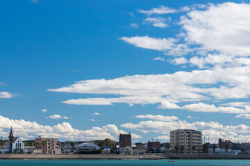 Fototapeta premium 海岸の住宅街と綺麗な青空の風景