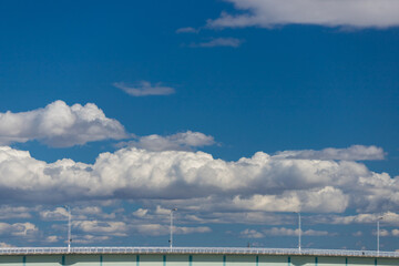 秋の青空と海面の橋の風景