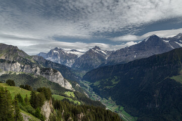 Fototapeta premium Panorama de la vallée de Lauterbrunnen depuis Wengen en été