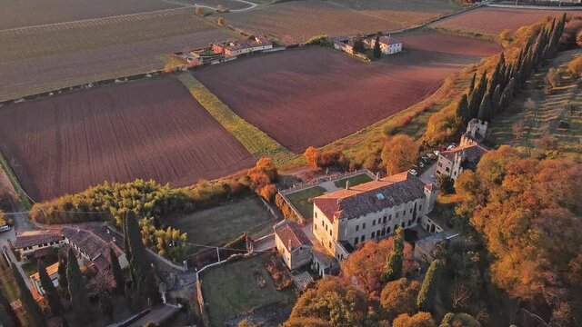 Antiche ville venete sommerse nel bosco con i colori autunnali.