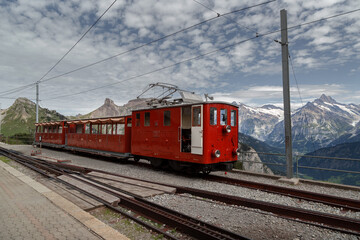 Fototapeta na wymiar Panorama sur le massif de la Jungfrau depuis belvédère de Schynige Platte en été