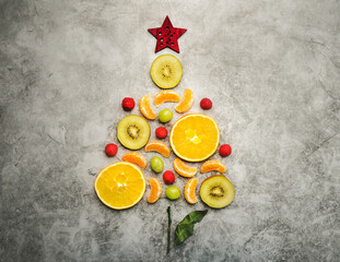 Christmas concept background. Pieces of fruit in the form of a christmas tree © esthermm