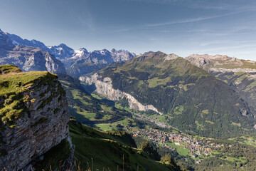 Fototapeta na wymiar Panorama sur la triade des monts Eiger, Mönch et Jungfrau depuis le sommet de Männlichen en été