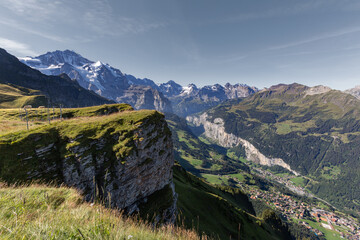 Panorama sur la triade des monts Eiger, Mönch et Jungfrau depuis le sommet de Männlichen en été