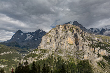 Panorama sur les sommets de Jungfrau, Eiger et Mönch au coucher de soleil depuis Mürren 