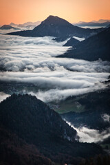 Nebliger Herbst-Morgen bei einem stimmungsvollen Sonnenaufgang in den bayerischen Voralpen