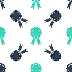 Green Medal badge with ribbons icon isolated seamless pattern on white background. Vector.