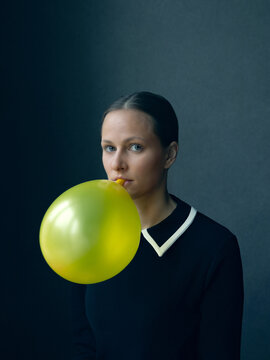 Gem&auml;ldeartiges Portrait von Frau mit Ballon