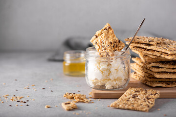 whole grain crisps with curd cheese
