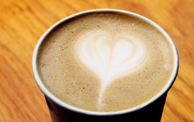 Un corazón dibujado en la espuma del café. Café con leche servido en un restaurante donde sale dibujada por casualidad la cálida imagen de un corazón.