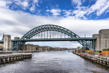 Obraz premium Looking down the River Tyne between Newcastle and Gateshead