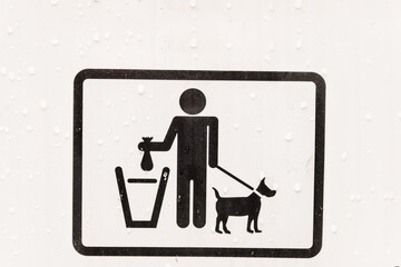 Mülleimer für Hundebeutel der aussieht wie ein weißer Briefkasten aus Metall in einem Park an...