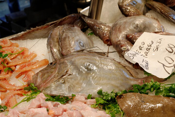 Venise, Italie, 26 février 2012 : Etale à poisson du marché du Rialto