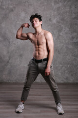 A young and masculine guy poses in the torso.