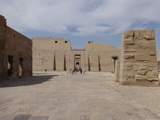El templo funerario de Ramsés III se encuentra en la ciudad de Medinet Habu, al oeste de Luxor, Egipto.
