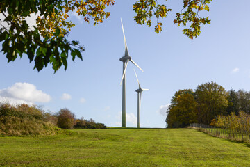Windräder auf einer Wiese in der Natur