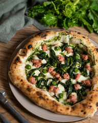 Pizza con salsiccia e cicoria