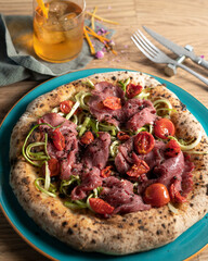 Pizza carne salada