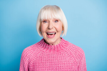 Photo portrait of amazed old woman with open mouth isolated on pastel blue colored background