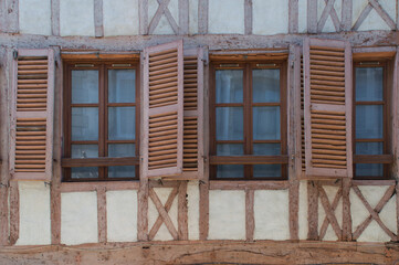 Fenêtres et colombages dans le centre historique de Bayonne, au Pays Basque