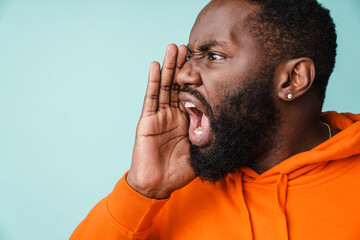 Obraz premium Angru young african man shouting away isolated