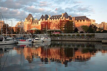 Naklejka premium View of Victoria Harbor with sailing boats and yachts under Sunset in Vancouver island, BC, Canada