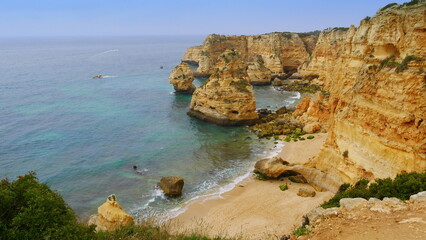 Wunderschöne Badebucht an der Algarve vor einer Felswand