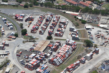 vista aerea de puerto de carga con containers