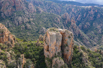 Fototapeta premium Vue aérienne (drone) du Château Fort des Calanques de Piana à la lumière du Soleil, en Corse, au printemps