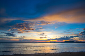 Obraz premium Beautiful scenery sunset time at Ao Nang beach, Krabi province, Thailand