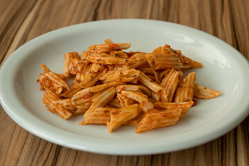 Prato de massa penne, com molho de tomate e queijo parmesão , feita em casa