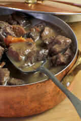 civet de cerf cuisiné au vin rouge