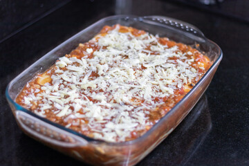 Forma de lasanha a bolonhesa, com molho de tomate e queijo parmesão 
