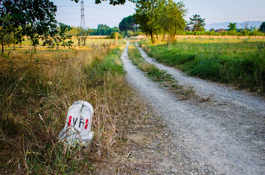 Una pietra miliare della Via Francigena dalle parti di Altopascio