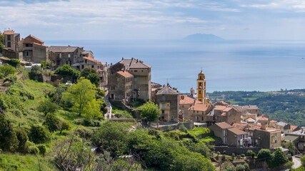 Blick auf das verträumte Bergdorf Cervione auf Korsika